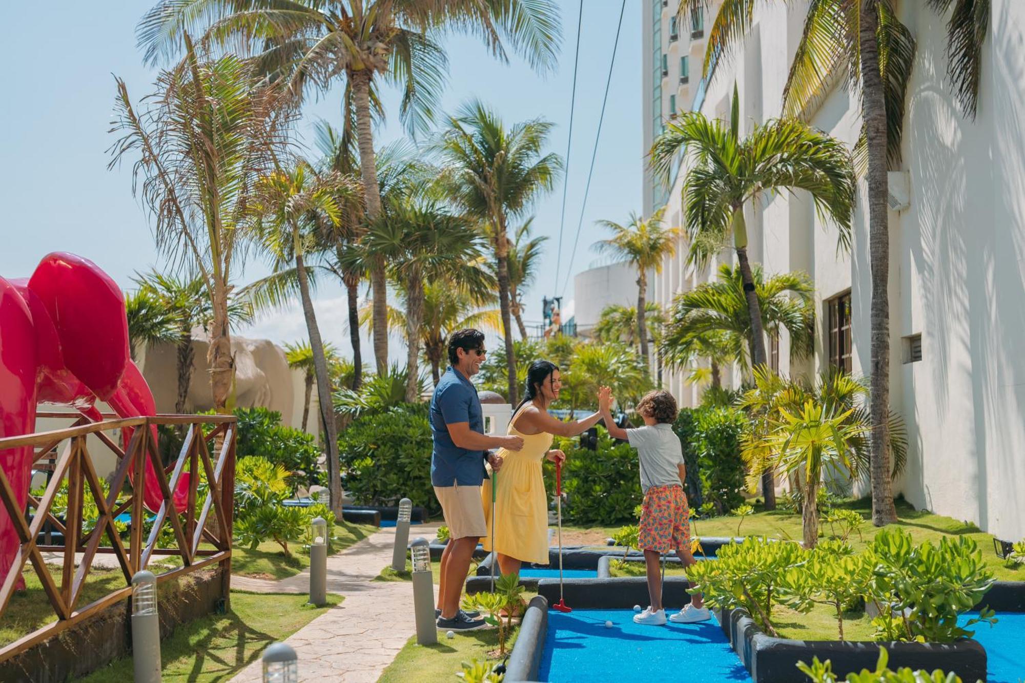 Seadust Cancun Family Resort Exterior photo